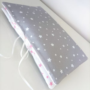 Pochette 3-en-1 blanc, gris, rose : range couches, protège carnet de santé et mini-matelas à langer image 1