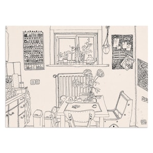 Könnte beinhalten: Eine Schwarzweiß-Zeichnung eines Kücheninnenraums mit einem Tisch und Stühlen, einem Fenster mit Pflanzen, einem Regal mit Gläsern und einer Tafel mit Notizen.