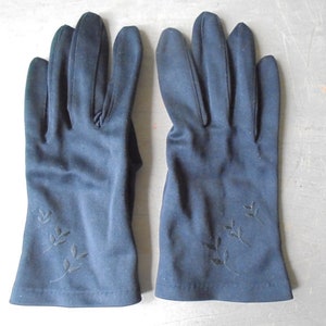 Peut inclure: Une paire de gants noirs avec des motifs de feuilles brod&eacute;s sur les poignets.
