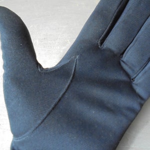 Peut inclure: Une paire de gants noirs en tissu doux et extensible. Les gants ont une finition lisse et sans couture et sont con&ccedil;us pour un ajustement confortable.