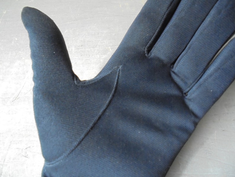 Peut inclure: Une paire de gants noirs en tissu doux et extensible. Les gants ont une finition lisse et sans couture et sont con&ccedil;us pour un ajustement confortable.