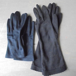 Peut inclure: Deux paires de gants noirs. Une paire est courte et a un motif floral. L'autre paire est longue et a un bord festonn&eacute;.