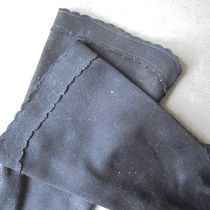 Peut inclure: Une paire de collants noirs avec un bord festonn&eacute;. Les collants sont faits d'un tissu doux et extensible.