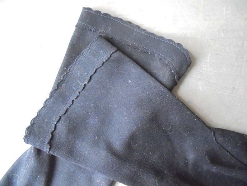 Peut inclure: Une paire de collants noirs avec un bord festonn&eacute;. Les collants sont faits d'un tissu doux et extensible.