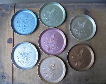 Ensemble de sept sous-verres vintage en métal gaufré avec des oies en vol et des quenouilles, cendrier vintage en métal, TheEarlyBirdFinds