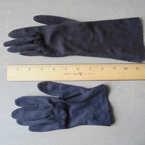 Peut inclure: Une paire de longs gants noirs, dont l'un est orn&eacute; d'un motif floral. Les gants sont dispos&eacute;s sur une surface grise avec une r&egrave;gle en bois mesurant 30,5 cm.