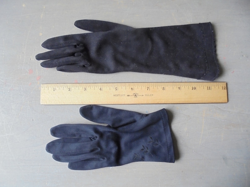 Peut inclure: Une paire de longs gants noirs, dont l'un est orn&eacute; d'un motif floral. Les gants sont dispos&eacute;s sur une surface grise avec une r&egrave;gle en bois mesurant 30,5 cm.