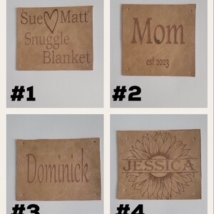 Pu&ograve; includere: Quattro etichette in pelle marrone con diversi testi e disegni. La prima etichetta dice "Sue Matt Snuggle Blanket". La seconda etichetta dice "Mom est 2023". La terza etichetta dice "Dominick". La quarta etichetta ha un design a girasole e dice "JESSICA".