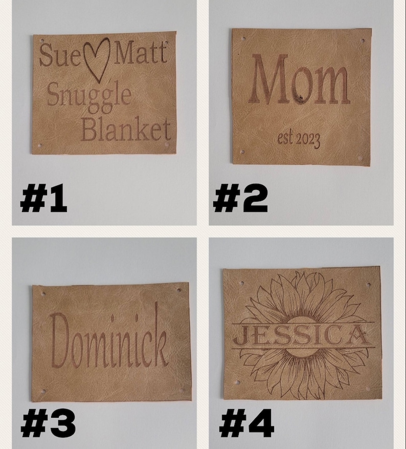 Pu&ograve; includere: Quattro etichette in pelle marrone con diversi testi e disegni. La prima etichetta dice "Sue Matt Snuggle Blanket". La seconda etichetta dice "Mom est 2023". La terza etichetta dice "Dominick". La quarta etichetta ha un design a girasole e dice "JESSICA".