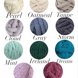 Pu&ograve; includere: Una collezione di dieci gomitoli di lana in vari colori, tra cui perla, avena, topo, nuvola, grigio, tempesta, menta, Irlanda, sogno, lavanda e uva.