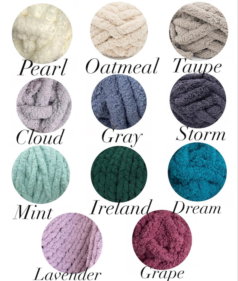 Pu&ograve; includere: Una collezione di dieci gomitoli di lana in vari colori, tra cui perla, avena, topo, nuvola, grigio, tempesta, menta, Irlanda, sogno, lavanda e uva.