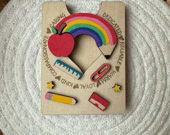 Portatarjetas de madera para profesores – Arcoíris y útiles escolares