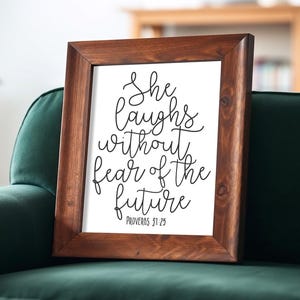 Arte mural de Proverbios 31:25: Ella ríe sin temor al futuro (imprimible), decoración cristiana con versículos bíblicos, descarga digital