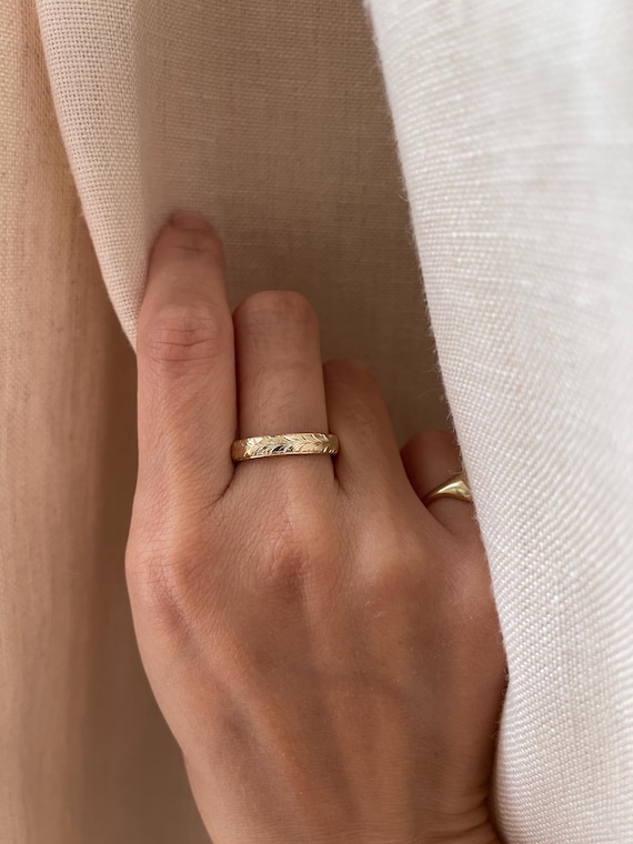 サイズ6、手彫りリーフデザインの結婚指輪：14Kローズゴールド、4mm