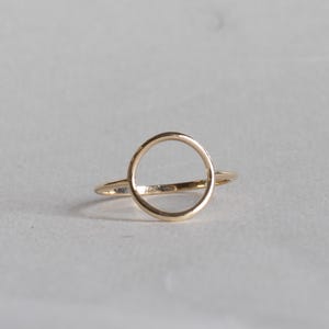 Anel de círculo aberto em ouro amarelo maciço 14K: faixa fina minimalista