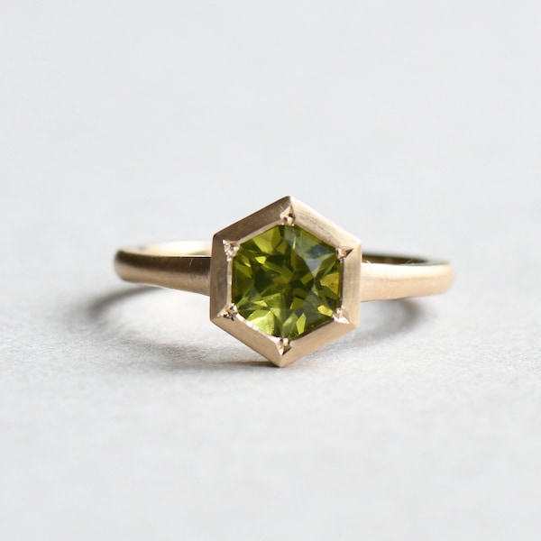 Anillo hexagonal de oro amarillo macizo de 14 k, anillo de peridoto, anillo con piedra de nacimiento de agosto, anillo minimalista