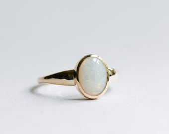 Misura 8, anello in oro giallo 14k con opale naturale - anello con cabochon ovale