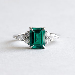Anillo de compromiso de oro blanco de 14 quilates con esmeralda de laboratorio y diamante de laboratorio de 1,5 quilates