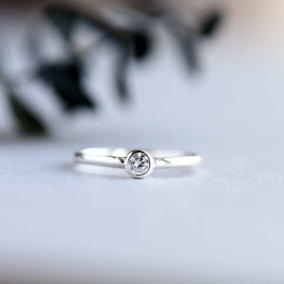 925 Sterling Silver Solitaire Ring With Clear Cubic Zirconia - Gold-Plated Option - Sigopla