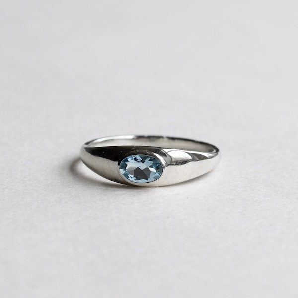 Bague aigue-marine en or blanc 14 carats : chevalière ovale, pierre de naissance mars