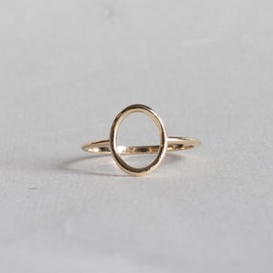 Anel oval aberto em ouro maciço 14K: faixa fina minimalista