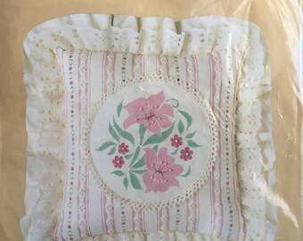 Caron Candlewick Pillow Kit #6032 (Vintage)