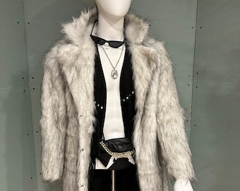 Disfraz de Ken: Chaleco con flecos, abrigo de piel, peluca, riñonera, gafas, joyas y diadema.