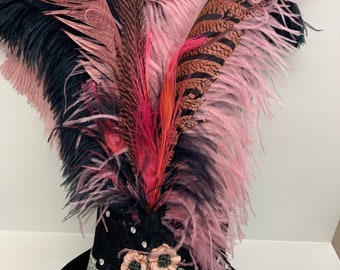 Sombrero burlesque de plumas, tocado de vedette de plumas mixtas hecho a medida
