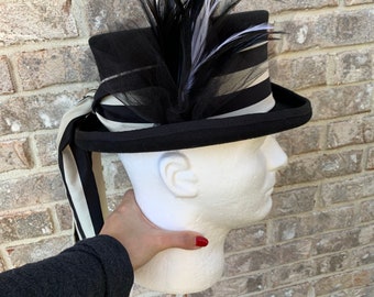 Sombrero de copa burlesco con plumas