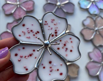 Arte de pared de vitrales o atrapasol con flores de cerezo en blanco y rosa