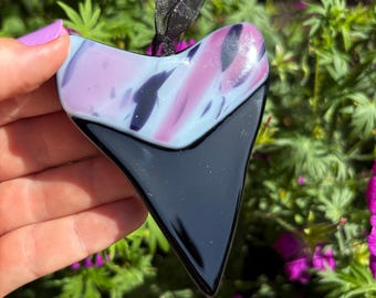 Diente de tiburón rosa y negro, dientes de tiburón de vidrio fusionado