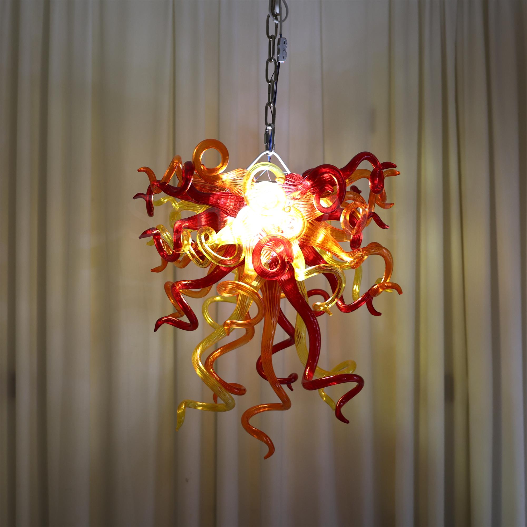 吹きガラスのシャンデリア：赤、オレンジ、琥珀色のミニペンダント