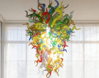 Mehrfarbiger Kronleuchter aus mundgeblasenem Glas im rustikalen Stil