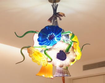 クラシックシャンデリア 花柄ガラス 下向きの花柄照明、クラシックなムラーノガラスのユリのシャンデリア
