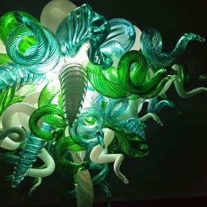 Lámpara de araña de vidrio soplado hecha a mano, color blanco y verde, diseño personalizado, decoración de comedor. imagen 6