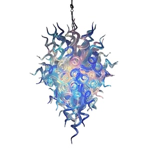 Moderne Hängeleuchter aus Glas mit gebogenem Rohr multicolor
