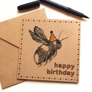 Carte de joyeux anniversaire abeille, dessin d'un bourdon avec chapeau de fête, voeux d'anniversaire amusants pour amoureux de la nature, carte unique pour collègue, tante, soeur