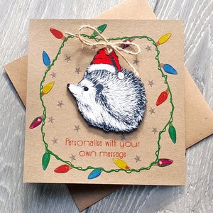 Tarjeta navideña personalizada de erizo con adorno de madera para árbol, adorno extraíble cortado a láser. Tarjeta reciclada con ilustraciones navideñas.