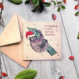 Niedliche Faultier Weihnachtskarte Liniert, Es fängt an, ein Faultier wie Weihnachten auszusehen. Individuelle illustrierte Tier-Wortspielkarte. Lustige, recycelte Karte
