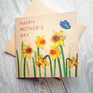 Carte de fête des mères jonquille avec fleurs et papillon, carte de voeux recyclée illustrée unique. Carte florale pour maman, maman, belle-mère
