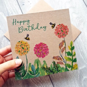 Carte d'anniversaire bourdon avec des fleurs, carte de voeux recyclée illustrée unique. Carte florale idéale pour un voisin, une tante, une meilleure amie, une maman