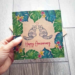 Tarjeta de aniversario de gato con hojas y flores tropicales, tarjeta de felicitación ilustrada reciclada única para esposa, novia, tarjeta cuadrada marrón del Reino Unido