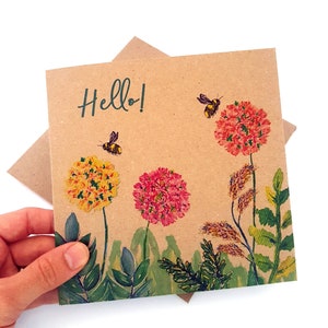 Tarjeta de felicitación ilustrada única y reciclada con abejas y flores. Ideal para saludar a un amigo, familiar, tía, abuela o mamá.