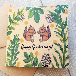 Carte d'anniversaire d'écureuil roux avec des feuilles des bois, carte de voeux illustrée unique pour femme, petite amie. Adorable carte carrée marron recyclée
