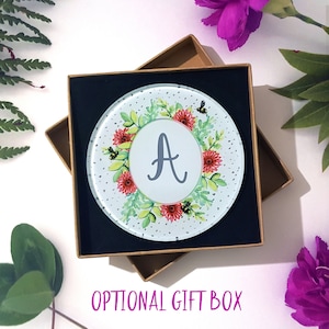 Posavasos de cristal con letras personalizadas, diseño floral con inicial y abejas. Posavasos ilustrados únicos. Una idea de regalo ideal para inauguración de casa o cumpleaños.