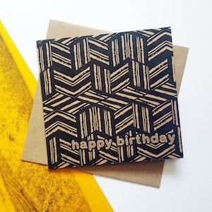 Tarjeta de cumpleaños geométrica con estampado negro, ideal para un hermano, amigo, tío o novio. Tarjeta cuadrada reciclada, sencilla y original.