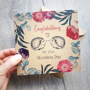 Carte de mariage hérisson avec fleurs et feuilles, voeux de félicitations recyclés illustrés uniques. Idéal pour frère, soeur, amis