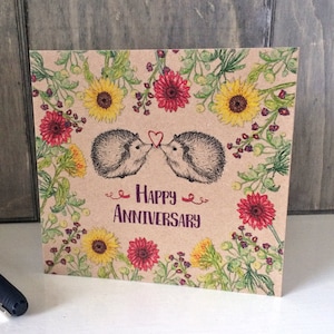 Tarjeta de feliz aniversario con flores y erizos, tarjeta de felicitación ilustrada única para esposa, novia, tarjeta kraft marrón cuadrada reciclada