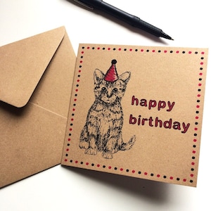 Alles Gute zum Geburtstag Katze, illustrierte Kätzchen mit rosa Partyhut. Eine lustige Grußkarte für einen Tierliebhaber, Freundin, Nichte, Tochter, Katze, Mama