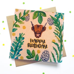 Carte d'anniversaire vache Highland, impression de feuilles des bois. Carte de joyeux anniversaire unique pour les amateurs de cool écossais, carte idéale pour un ami, une soeur